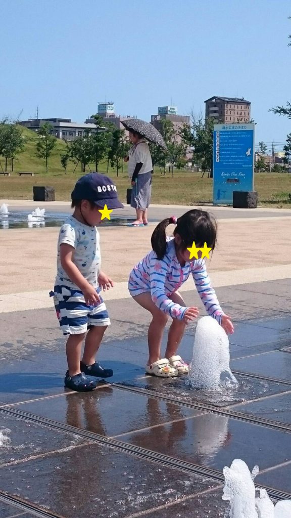 お水で遊ぶ姉弟