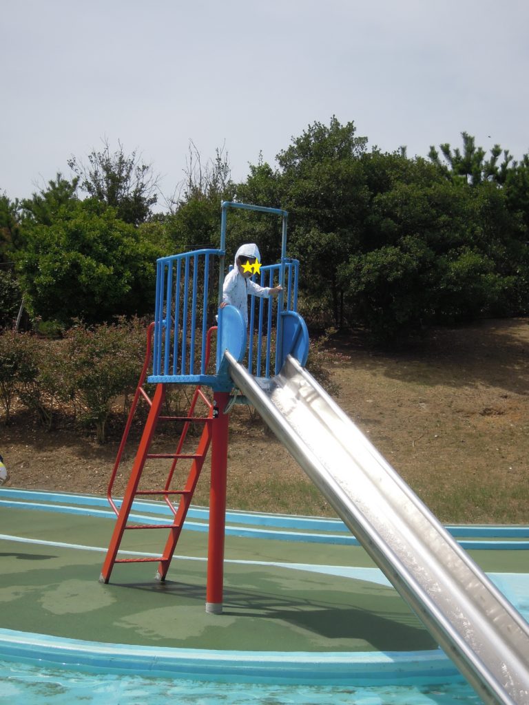 滑り台で遊ぶ子供